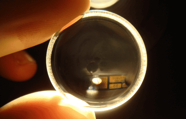 レンズを持つ手元の写真